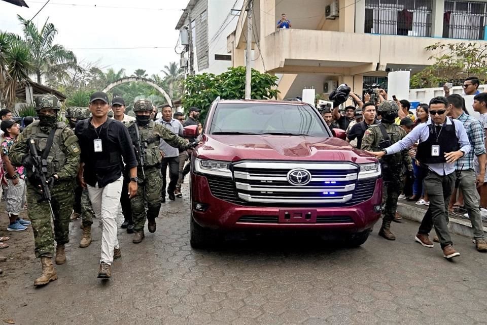 Miembros del Ejército de Ecuador escoltaron en todo momento a los candidatos presidenciales tras asesinato de Fernando Villavicencio meses atrás.