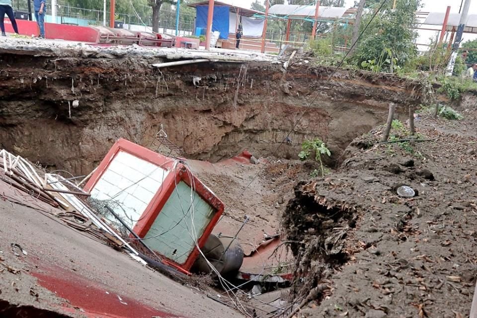 Pese a las condiciones de riesgo del subsuelo, los documentos de Planeación no contemplan directrices para mitigar la extracción de agua ni para prevenir la formación de socavones. 