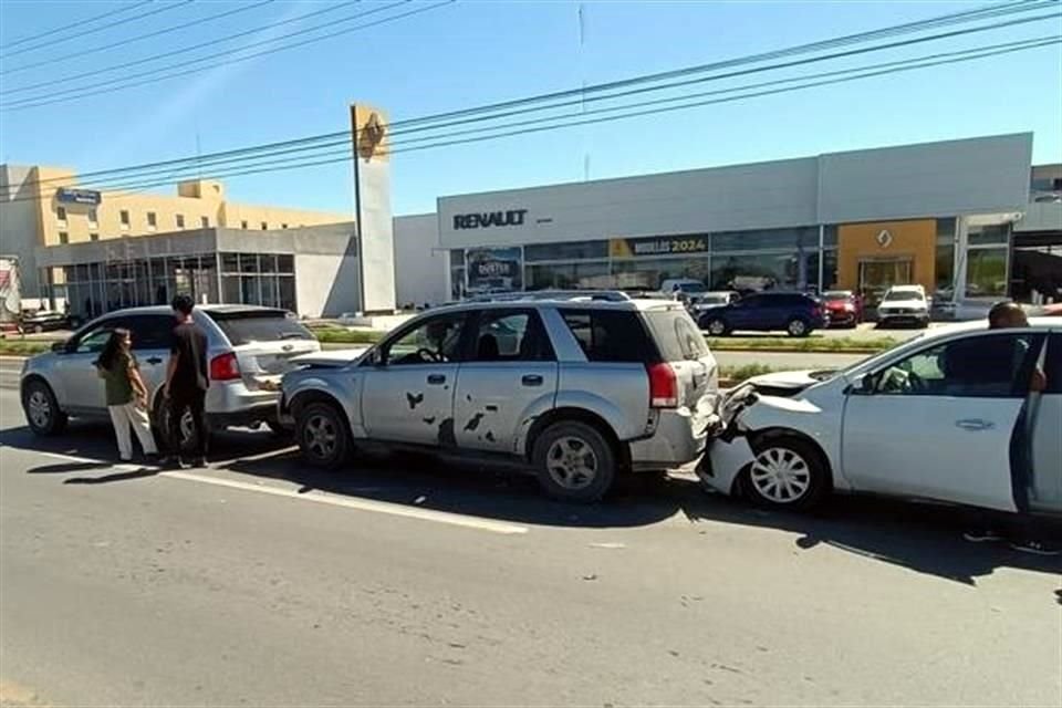 Varios vehículos chocaron tras la intensa movilización de delincuentes y policías en avenidas de Reynosa.