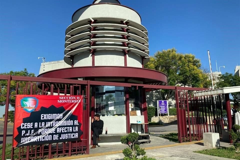 Cuatro mantas fueron colocadas en los accesos de PJF ubicado en la Loma Larga y otra en el cruce de Cuauhtémoc y Constitución.