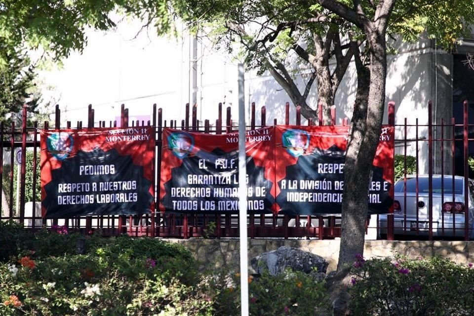 Cuatro mantas fueron colocadas en los accesos de PJF ubicado en la Loma Larga y otra en el cruce de Cuauhtémoc y Constitución.