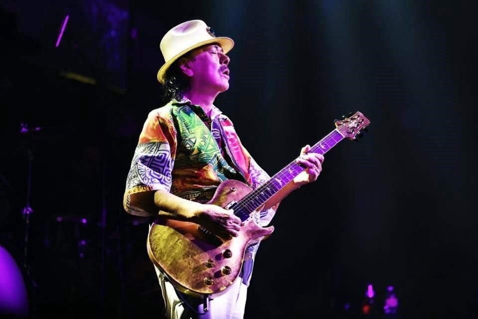 Objeto de un documental, el legendario guitarrista mexicano Carlos Santana habla de emocionar con su música, el perdón y envejecer.