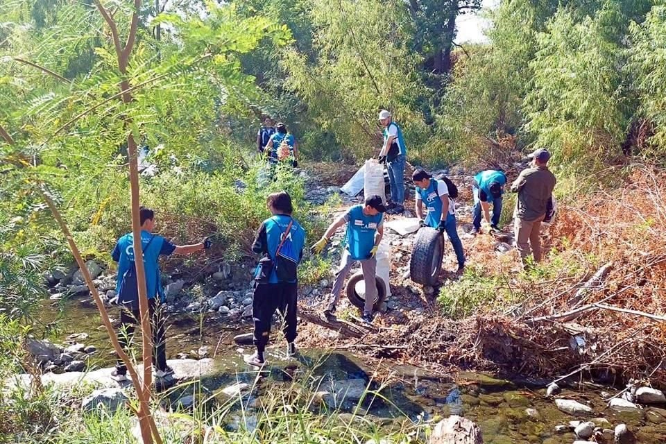 Jóvenes participan en la pasada jornada de limpieza del Arroyo Seco, en septiembre.