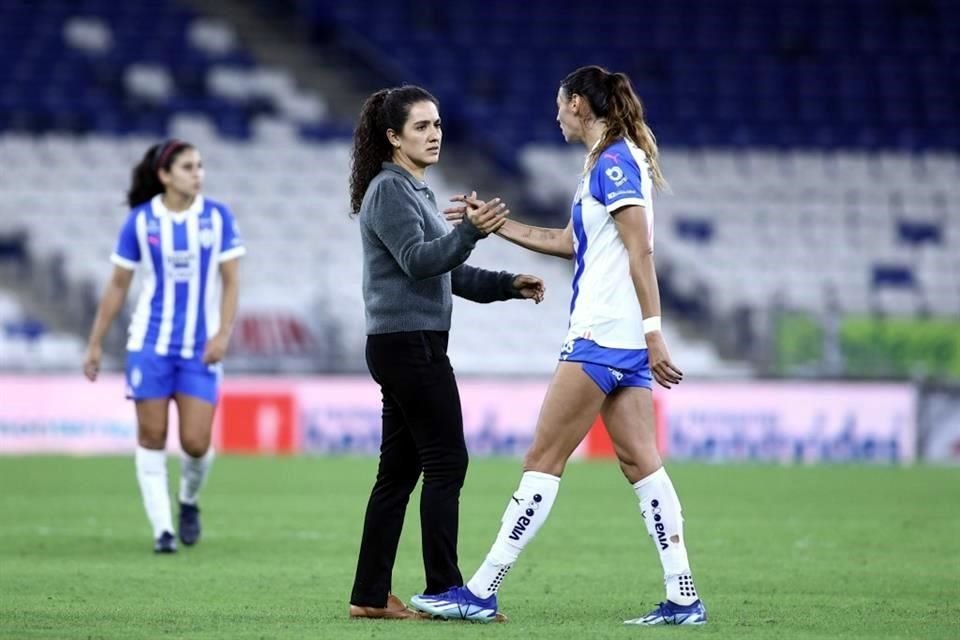 Eva Espejo saluda a Christina Burkenroad tras finalizar el partido de Rayadas ante el Mazatlán.