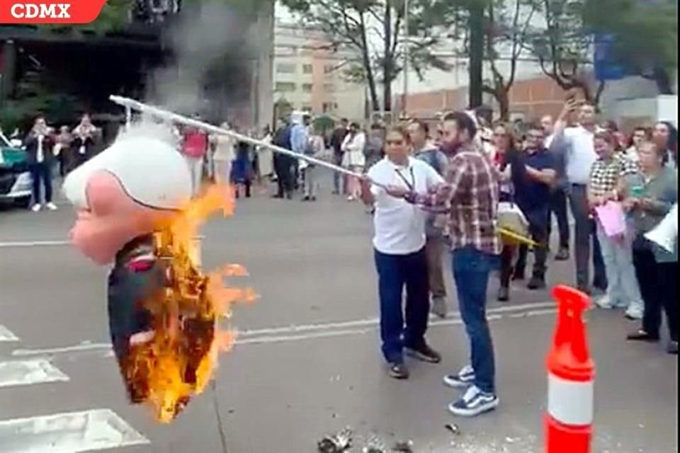 En la CDMX, los empleados judiciales bloquearon ayer vialidades y hasta quemaron una figura de AMLO.