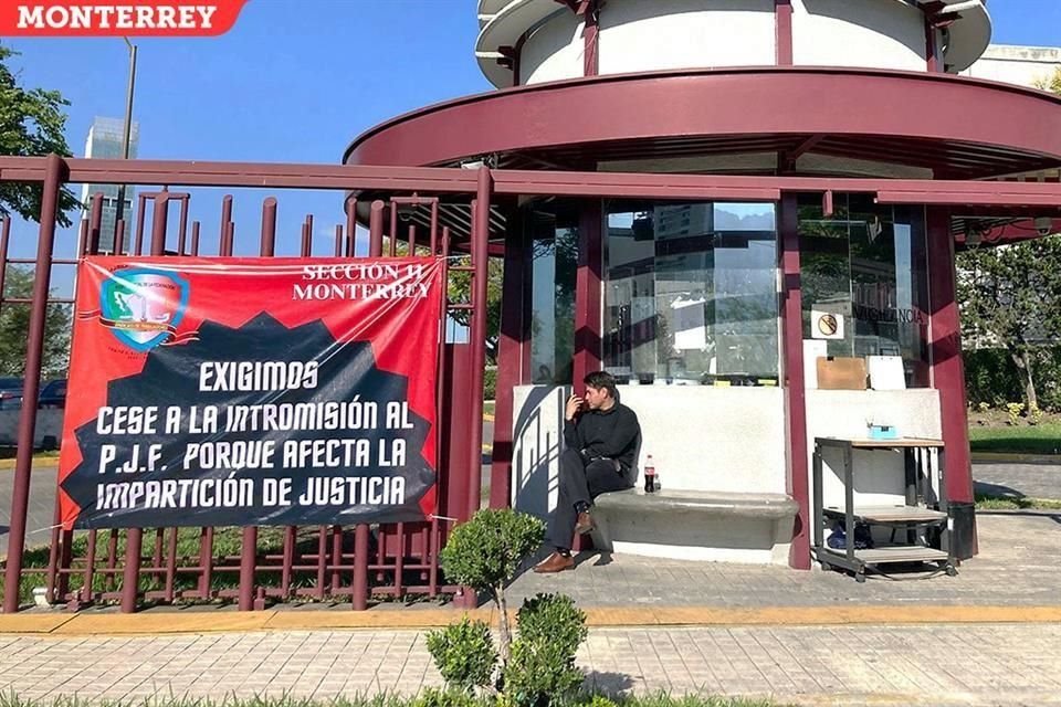 En Monterrey se colocaron mantas en el exterior de los edificios del Poder Judicial contra el recorte impulsado por Morena.