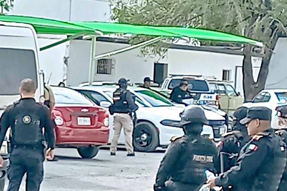 Ayer a las 8:00 horas en el municipio de Ciénega de Flores, elementos de Fuerza Civil, ministeriales y del Ejército detuvieron al Secretario de Seguridad, a seis policías y a un juez calificador.