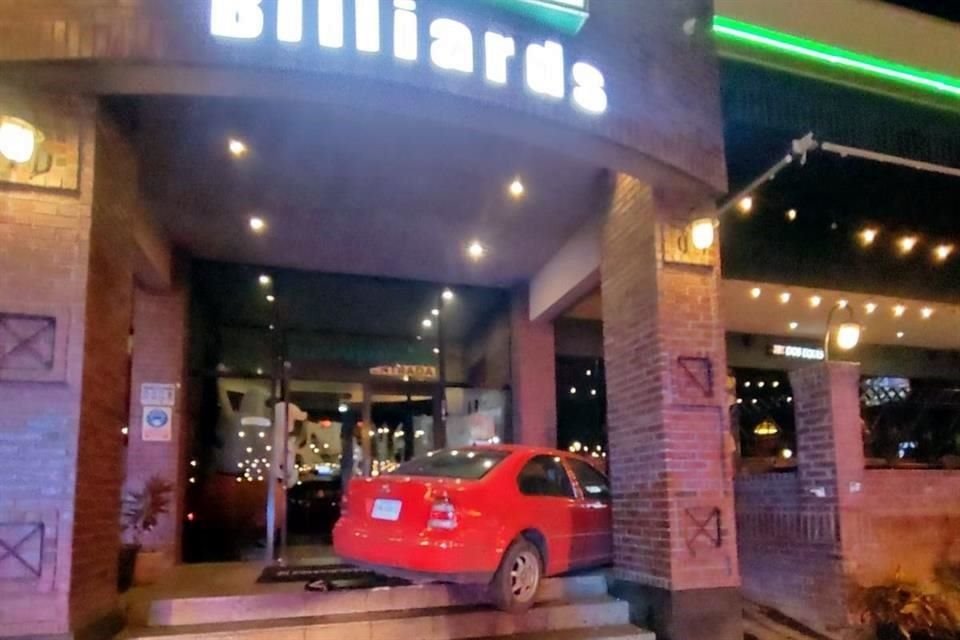 El conductor alcanzó a girar el volante para no impactarse contra la puerta.