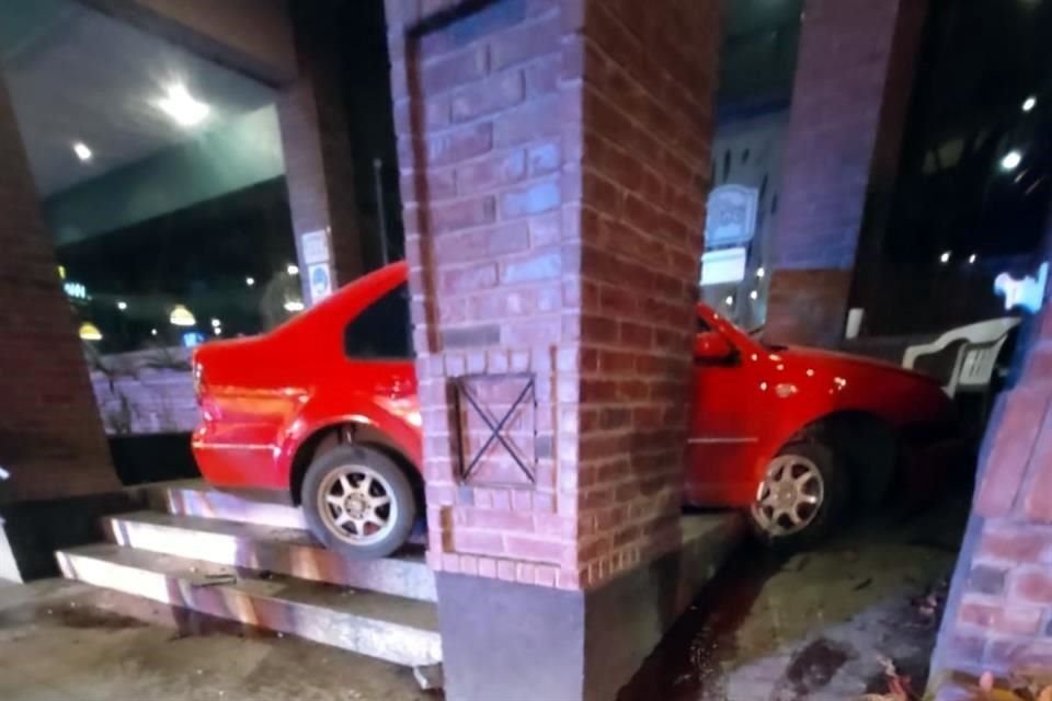 El conductor alcanzó a girar el volante para no impactarse contra la puerta.