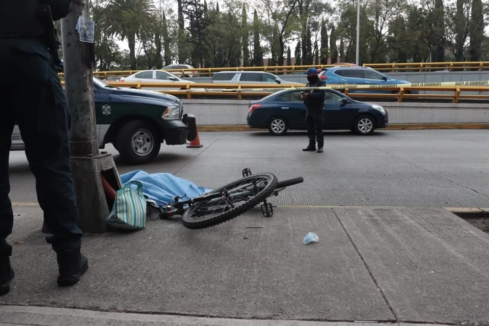 Paramédicos de Protección Civil acudieron junto con policías auxiliares adscritos a Blindar Miguel Hidalgo, pero la ciclista ya había fallecido. 