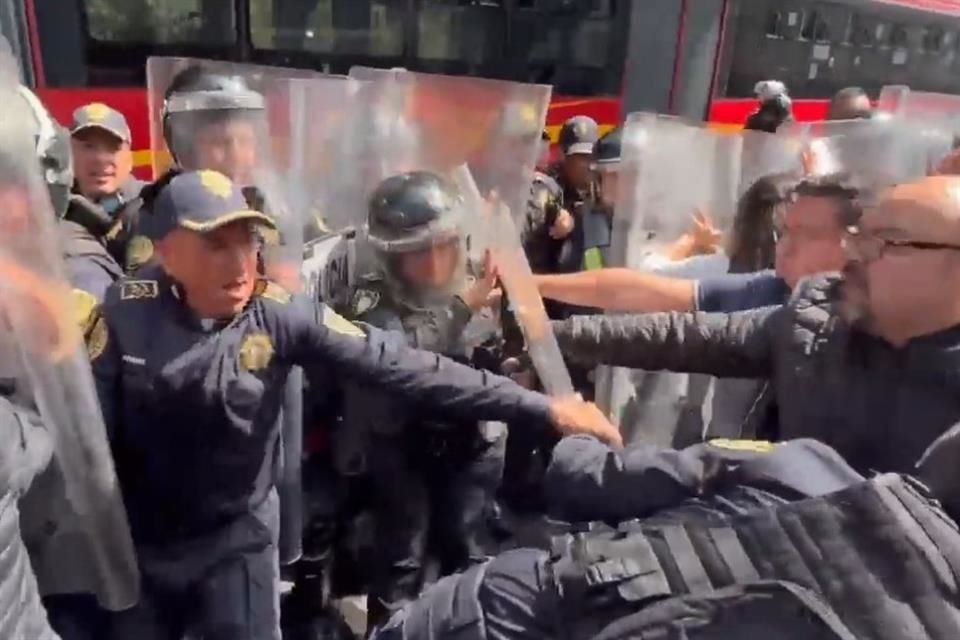 El conflicto escaló tras el arribó de más agentes en Insurgentes Sur, cerca del Parque La Bombilla.