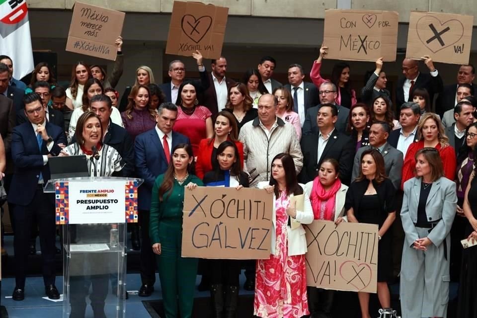 Gálvez en el lobby del Edificio E del Palacio Legislativo de San Lázaro.