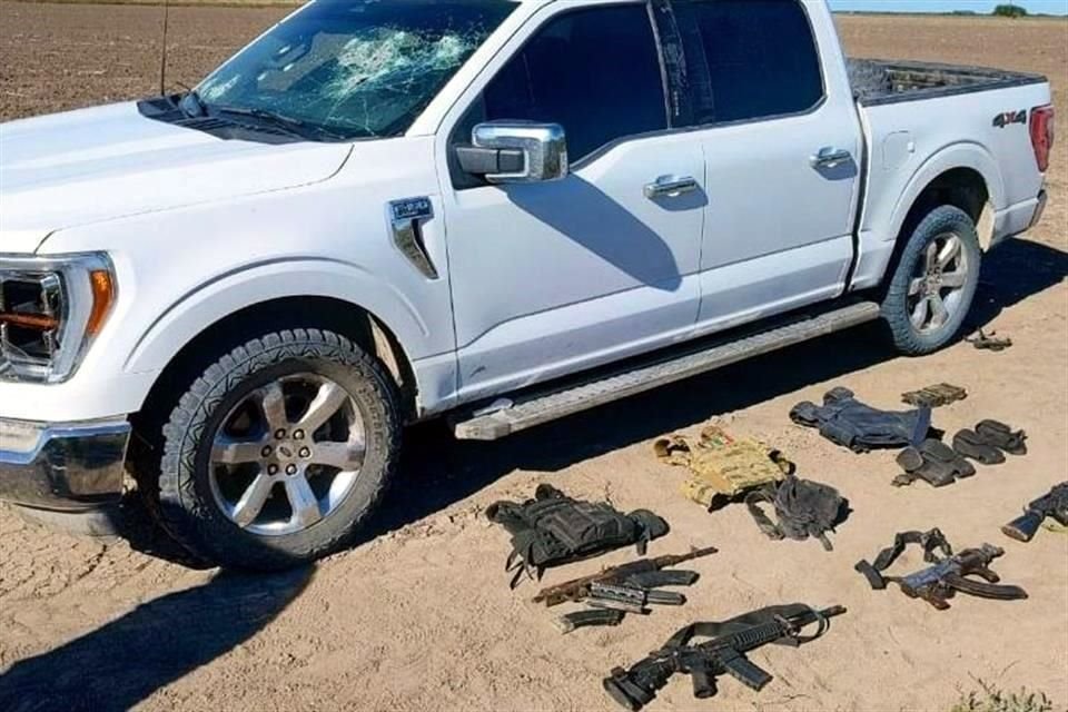 Tras el enfrentamiento, autoridades estatales aseguraron una camioneta F-150, armas y equipo bélico.