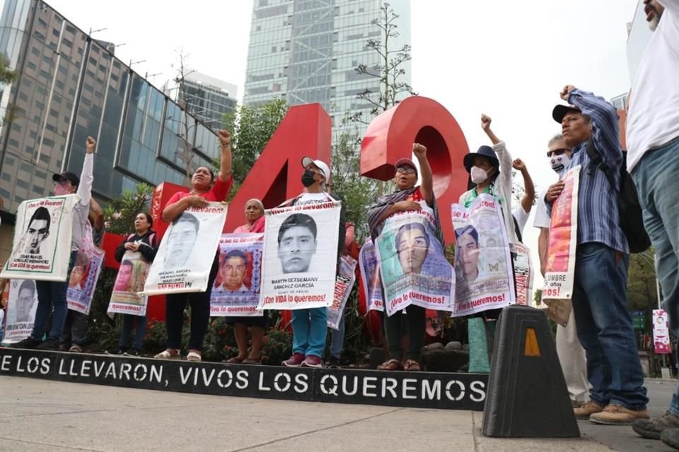 Algunos padres de los 43 desaparecidos de Ayotzinapa dejaron la sesión de la Comisión para la Verdad y Acceso a la Justicia, confirmó Segob.