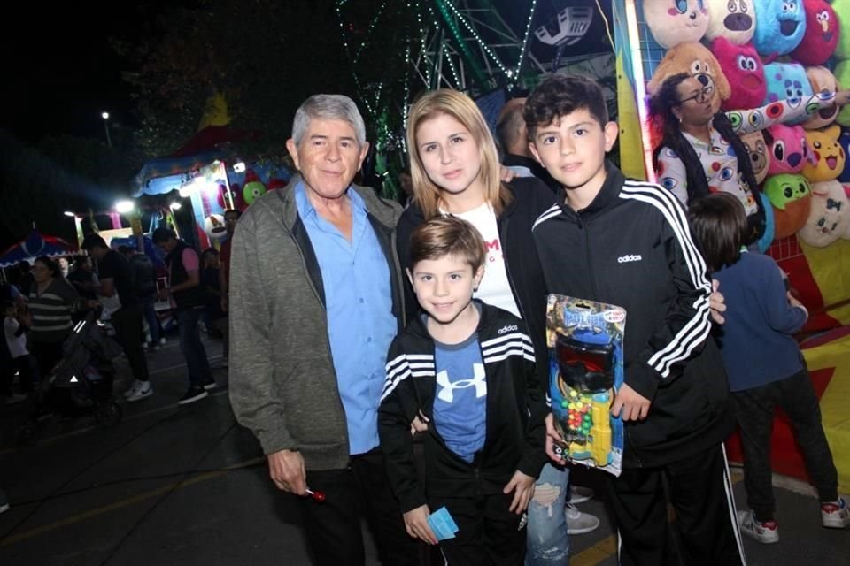 Eduardo Treviño, Melissa Treviño junto a Rodrigo y Mauricio de la Garza