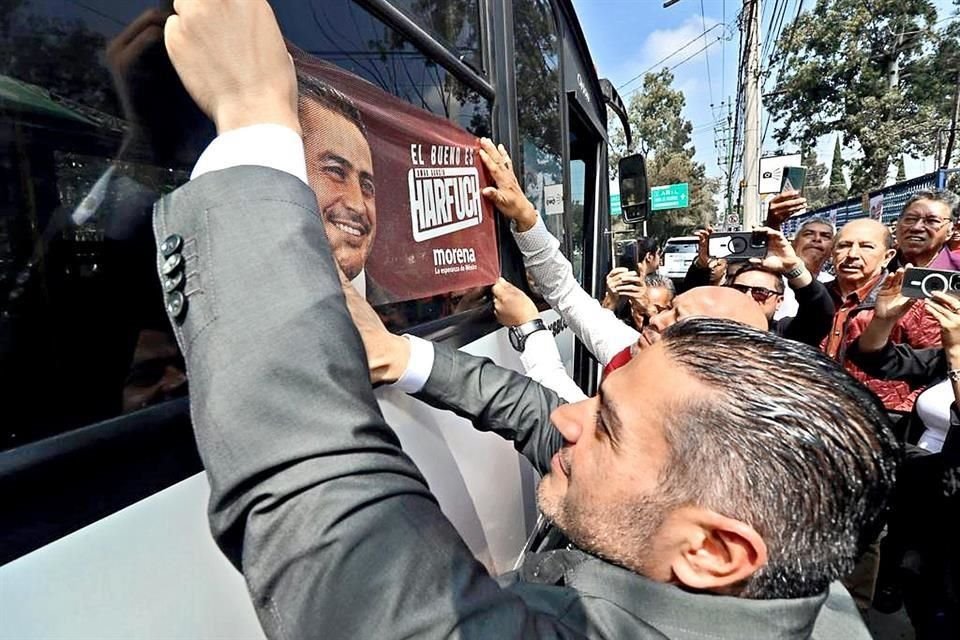 Al finalizar el evento con Omar García Harfuch, pegaron promocionales en unidades de transporte público.