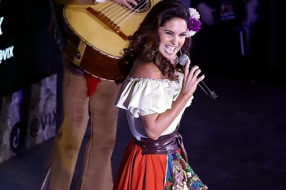 Lucero fue la gran estrella de la premier de 'El Gallo de Oro', que se realizó en CDMX, donde cantó como su personaje de la 'Caponera'.