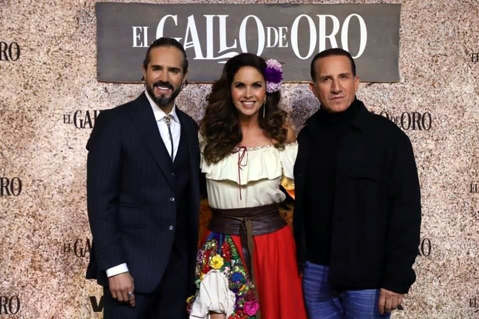 Los tres protagonistas de la historia posaron juntos en la alfombra.