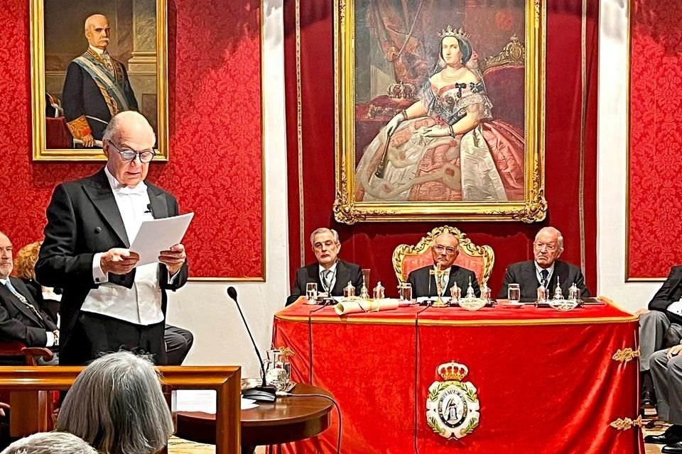 Ante la Real Academia de Ciencias Morales y Políticas, Enrique Krauze se comprometió a reforzar los vínculos entre España y México.