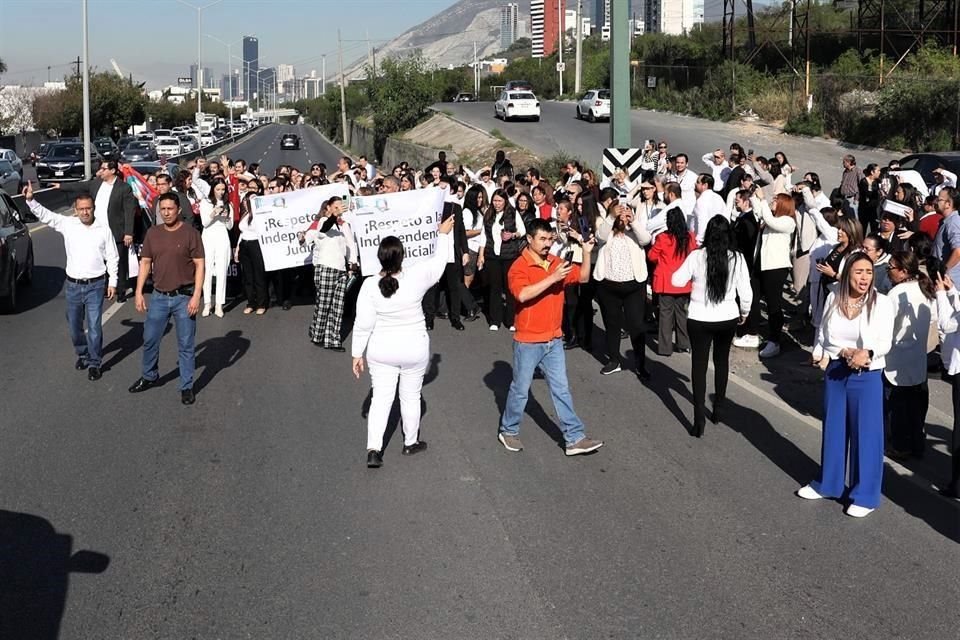 Empleados del PJF en Nuevo León bloquearon ayer carriles en la Avenida Lázaro Cárdenas al unirse a la protesta nacional para defender sus fideicomisos.