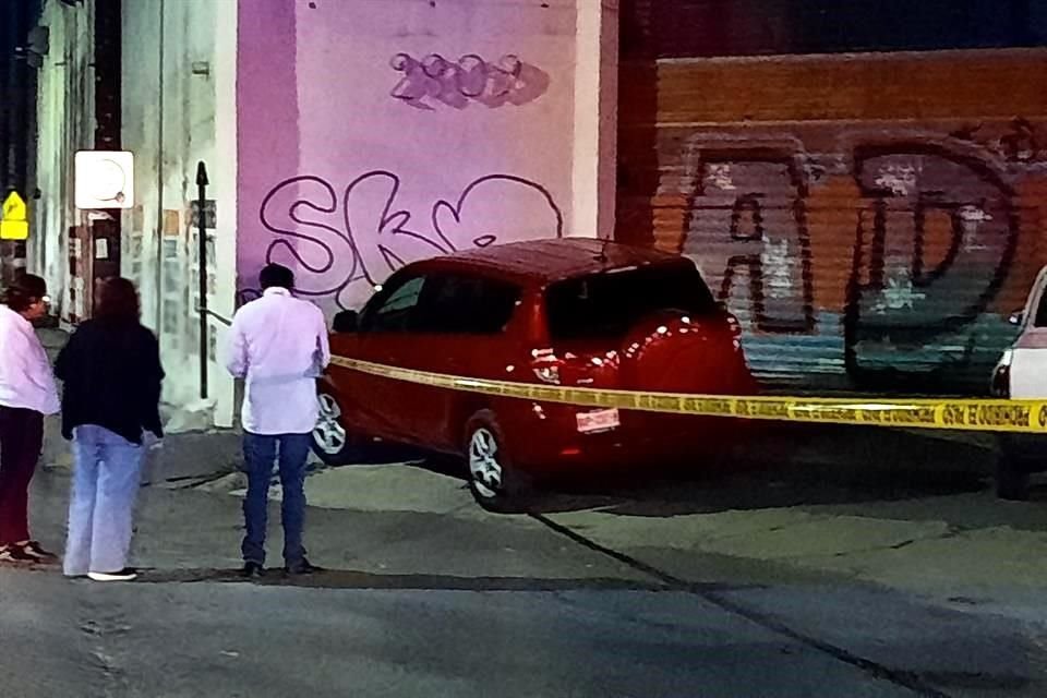 Los pistoleros dañaron dos vehículos estacionados y uno que iba en circulación, en la Colonia Pedro Lozano.