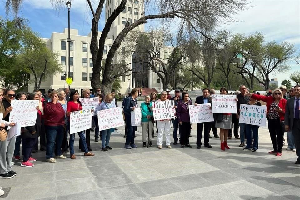 Armados con pancartas y lanzando consignas en contra del líder de la Sección 50, Juan José Gutiérrez, los maestros se manifestaron en las afueras del Palacio de Gobierno.