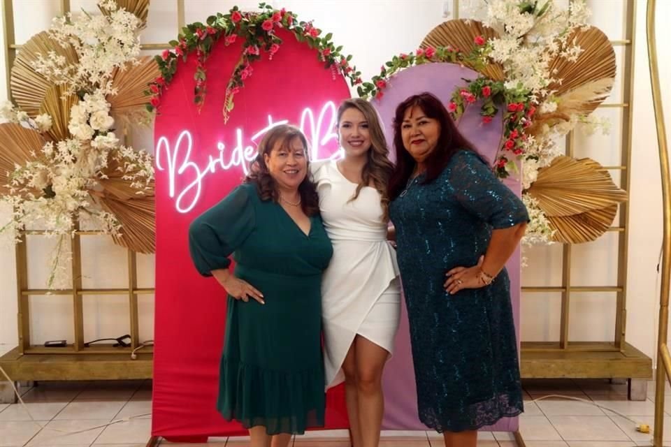 Rosalba Torres de Álvarez, Alexia Álvarez Torres y Margarita Abella de Onofre