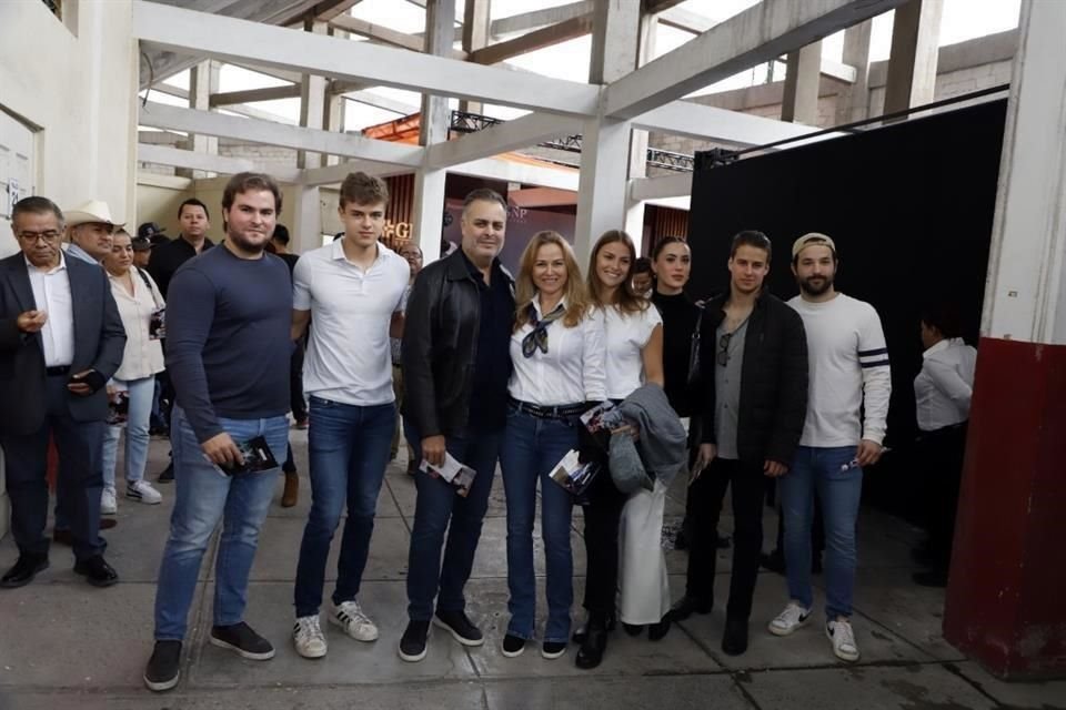 Juan Carlos Garza, José Miguel Garza, Juan Carlos Garza, Ana Cristina Celada de Garza, Cristy Garza, Fernanda Peña, Gabriel Garza y Daniel Ancira