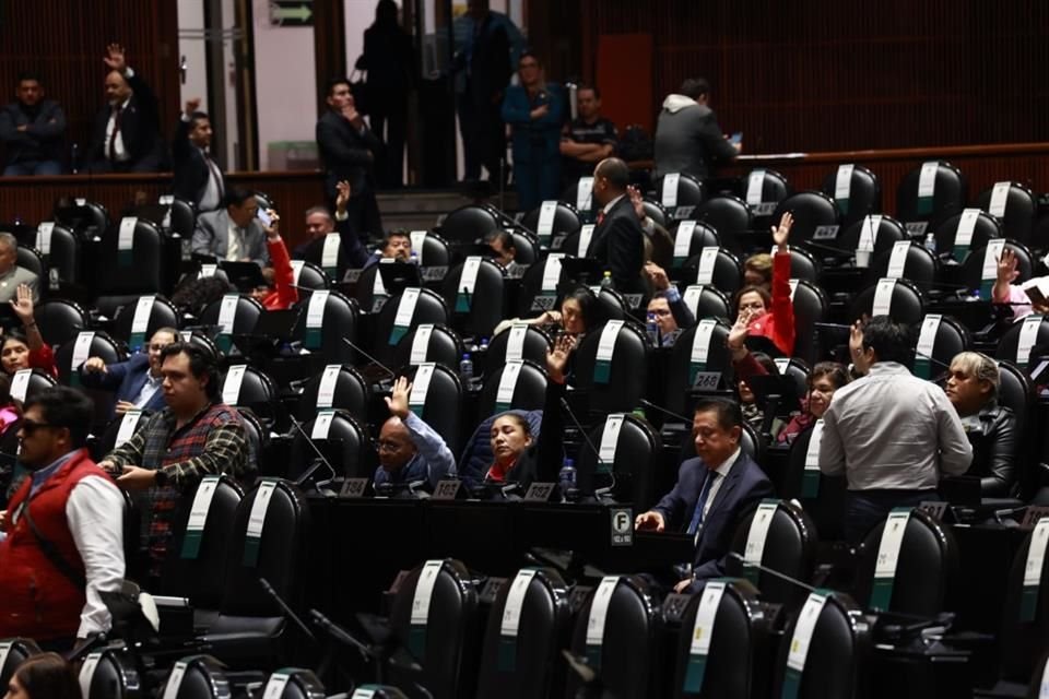 Diputados avalaron Ley de Derechos que crea fideicomiso para operación de Tren y otro para cobro a concesionarios privados de aeropuertos.