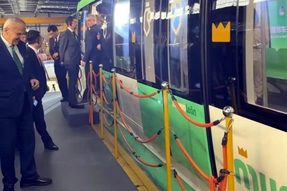 La empresa china CRRC mostró al Gobernador el primer vagón de monorriel terminado para las líneas 4 y 6 del Metro.