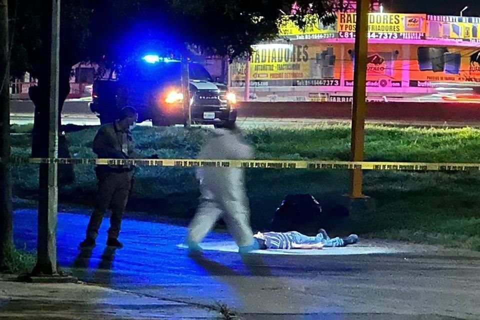 La víctima no fue identificada, pero era un hombre de tez morena, pelo y barba negra, quien vestía pantalón de mezclilla, camisa azul con rayas blanca y tenis negros.