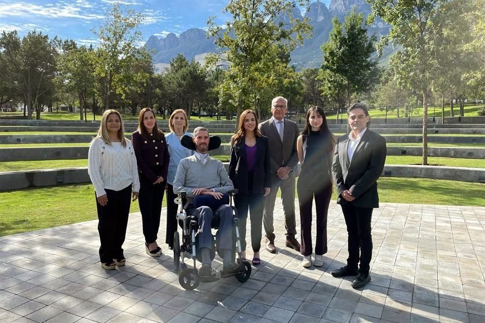 (de iz a der) María Luisa López, Miriam Guerra, Martha María Reynoso, Pablo Ferrara, Vivianne Clariond, Alejandro Camelo, Kenza Fernández y Francisco Garza.