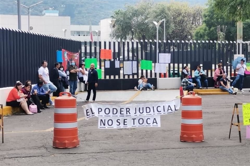 Un letrero con la leyenda 'El Poder Judicial no se toca' se asoma frente a las puertas del Reclusorio Sur.