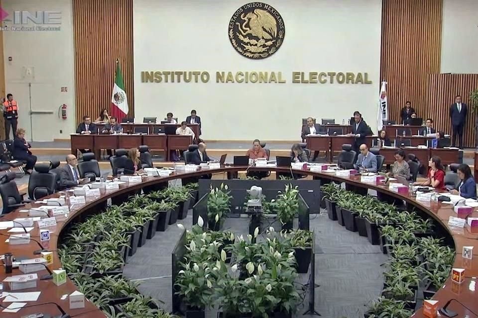 Tras hacerse bolas la semana pasada, INE ahora sí aprobó obligar a partidos a dar a mujeres 5 de las 9 candidaturas a Gubernaturas y CDMX.