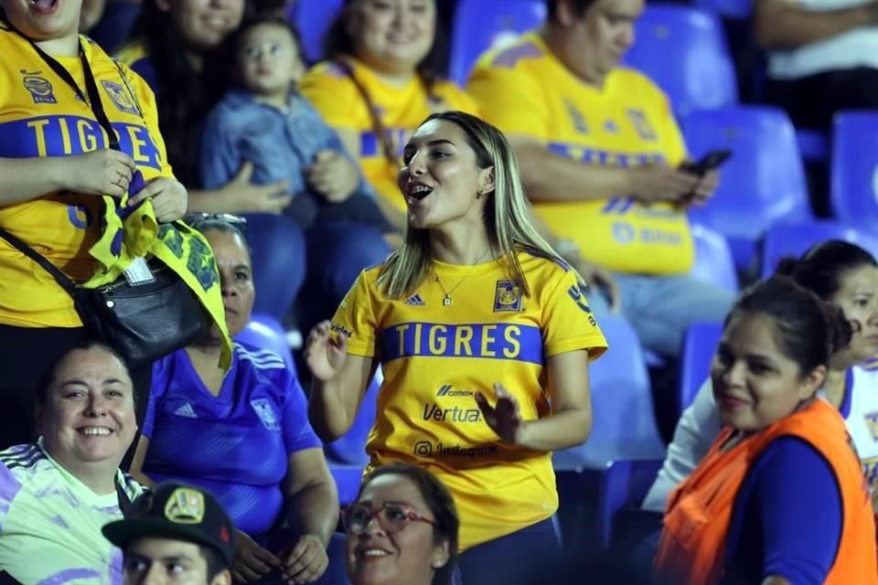 El ambiente en el Estadio Universitario en el Clásico Regio Femenil.