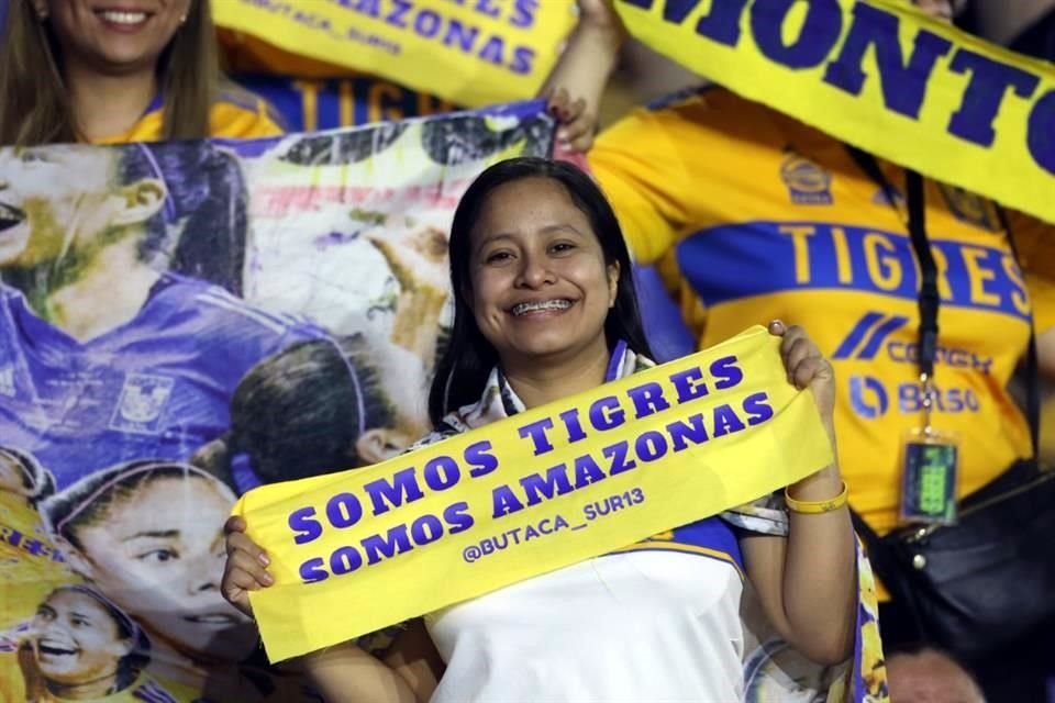 El ambiente en el Estadio Universitario en el Clásico Regio Femenil.