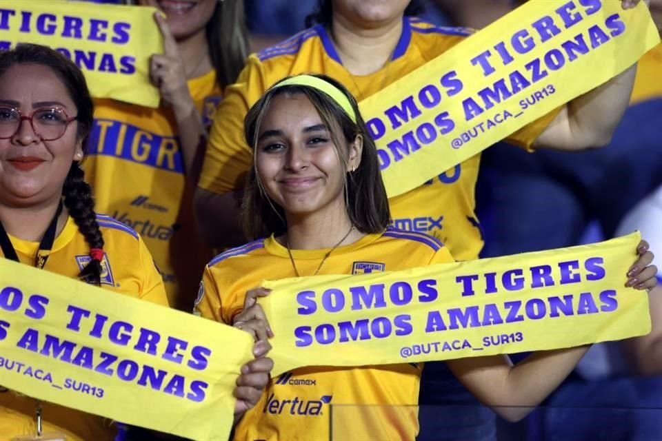 El ambiente en el Estadio Universitario en el Clásico Regio Femenil.