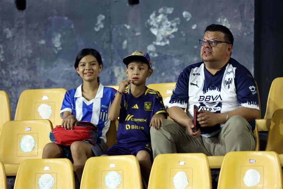 El ambiente en el Estadio Universitario en el Clásico Regio Femenil.