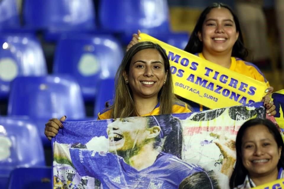 El ambiente en el Estadio Universitario en el Clásico Regio Femenil.