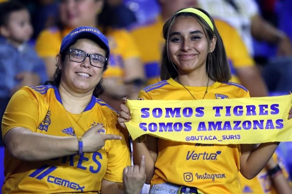 El ambiente en el Estadio Universitario en el Clásico Regio Femenil.