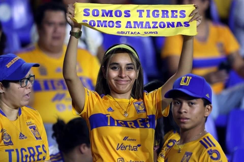 El ambiente en el Estadio Universitario en el Clásico Regio Femenil.