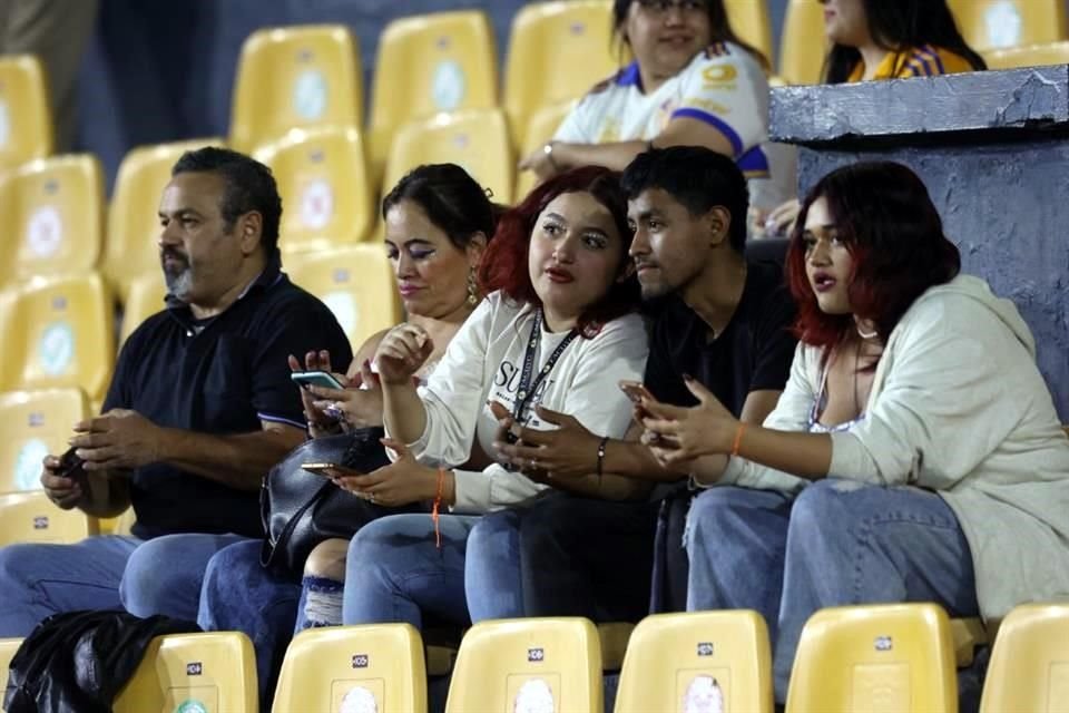 El ambiente en el Estadio Universitario en el Clásico Regio Femenil.