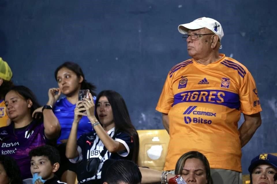 Más del amiente en el Clásico Regio Femenil.