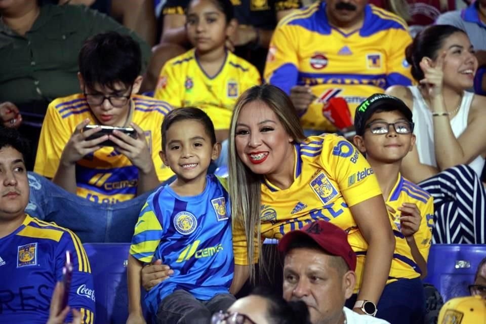 Más del amiente en el Clásico Regio Femenil.