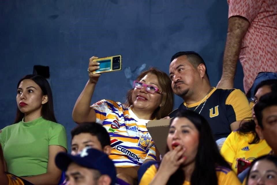 Más del amiente en el Clásico Regio Femenil.