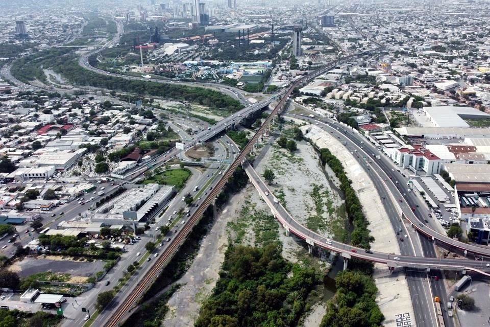 El Río Santa Catarina reverdeció con las lluvias, aunque mantiene zonas afectadas por incendios y desmonte.