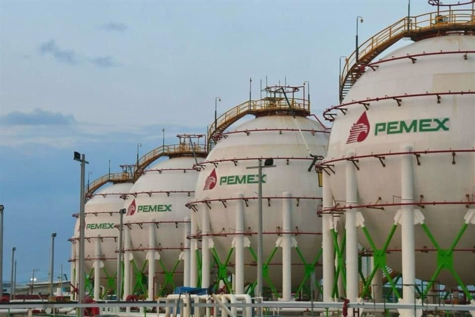 Producción de crudo de Pemex sigue a la baja; durante abril, promedió 1.47 millones de barriles por día, nivel no registrado en 45 años.