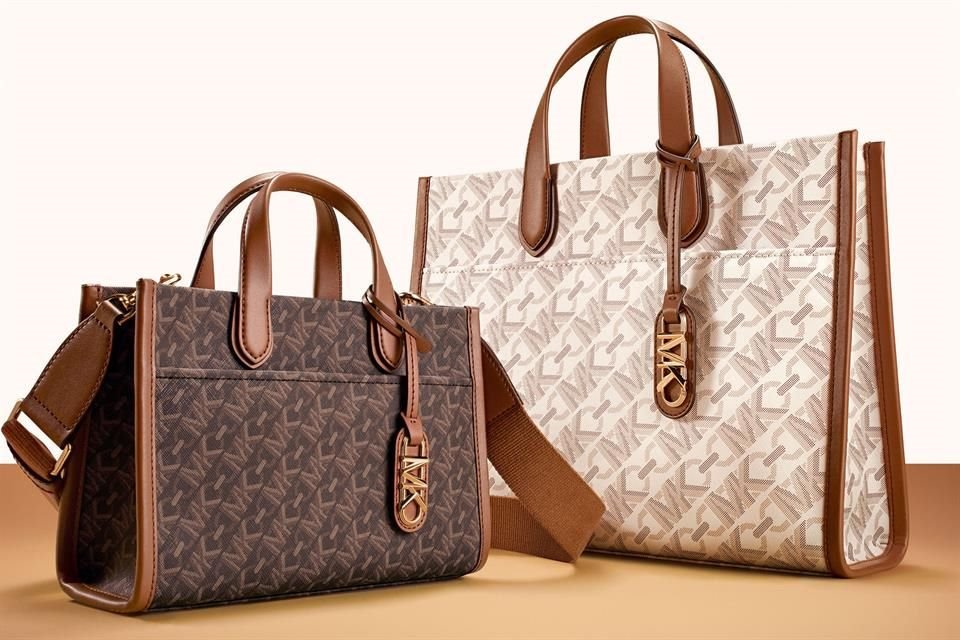 La firma de moda Michael Kors presentó su nuevo estampado Empire Signature para su colección de la temporada otoño 2023.