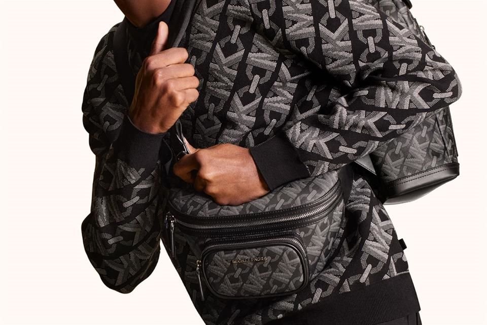 La firma de moda Michael Kors presentó su nuevo estampado Empire Signature para su colección de la temporada otoño 2023.