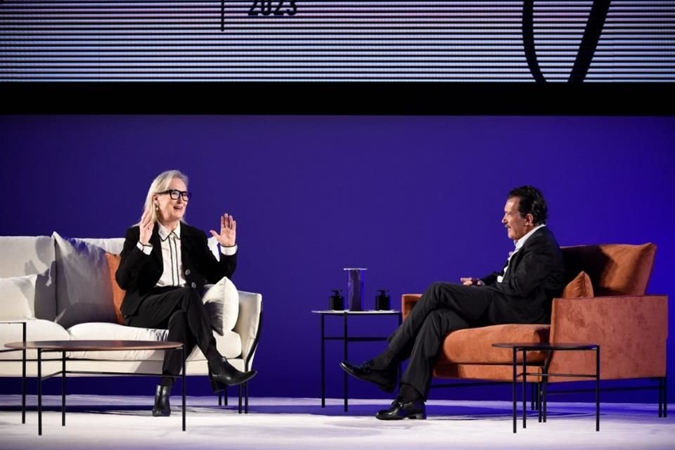 Meryl Streep y Antonio Banderas platicando en una conferencia-tributo, antes de la entrega de premios Princesa de Asturias.